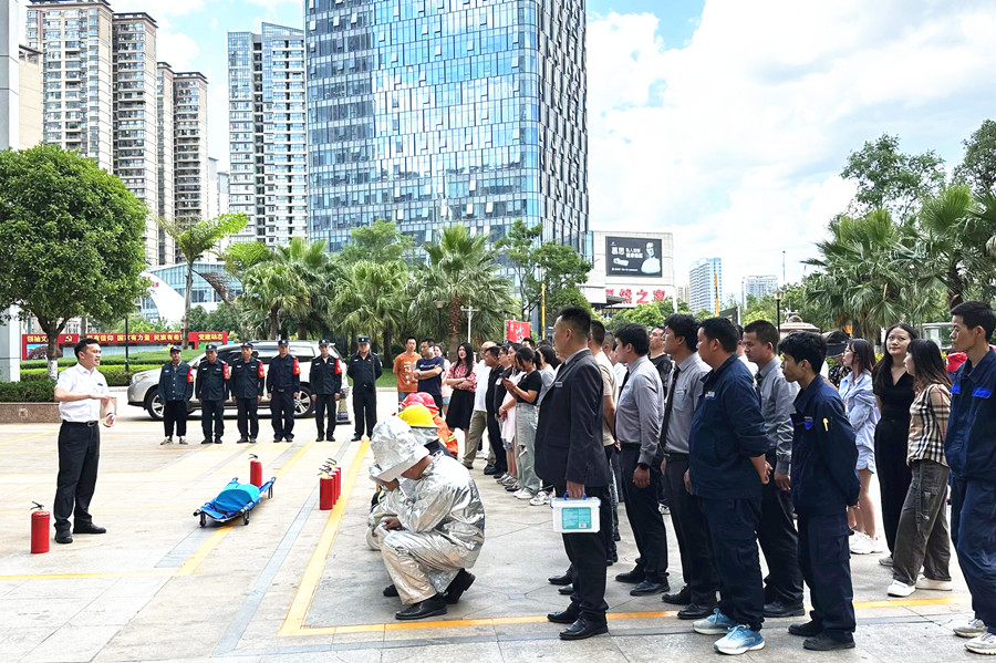 1688110740224763.jpg 灭火器使用_副本.jpg