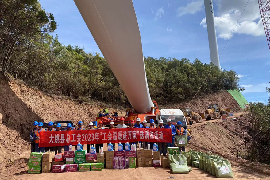 1688449432844228.jpg 总工会慰问1_副本.jpg