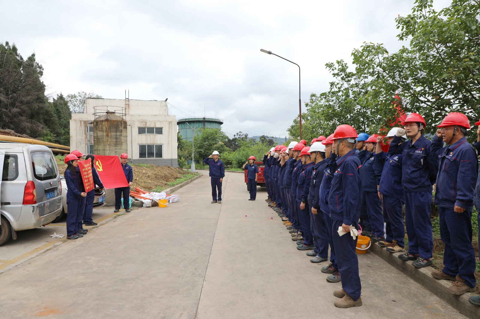 1720432533211880.jpg 重温入党誓词.jpg