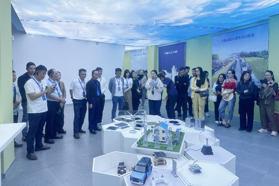 1745825315203072.jpg 参观科普展厅3_副本.jpg