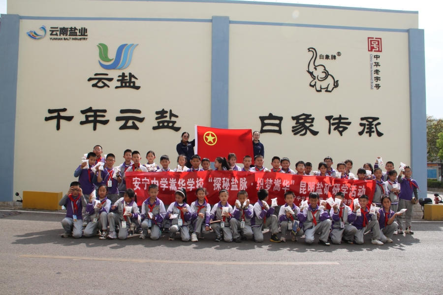 1747185864309043.jpg 合影1_副本.jpg