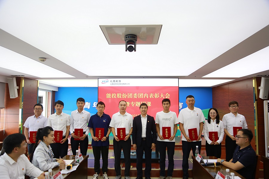 1750923560130370.jpg 为十佳青年颁奖.JPG